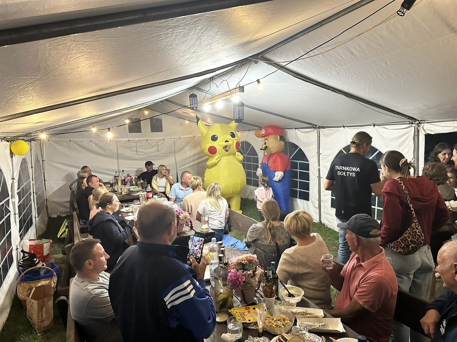 Festyn Jama 2026: wieczorna biesiada w namiocie, maskotki Pikachu i Mario